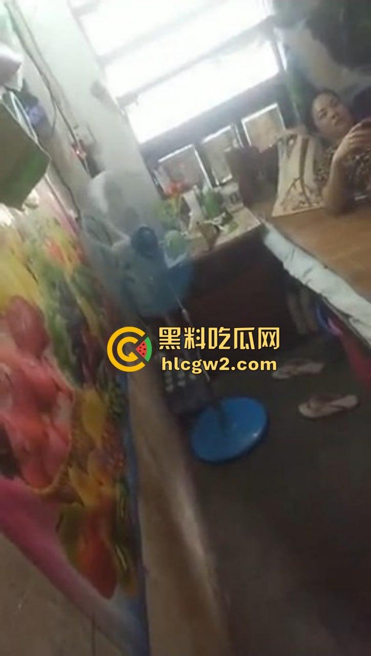 火车站50块少妇快餐被砍到30元,哥们格局太小,被熟妇当场开喷不如回家买青菜!-4