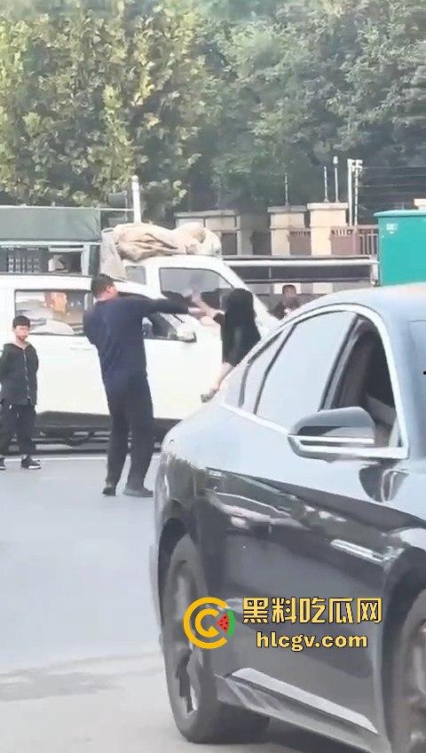 苏州情侣停车场上演跪地求饶两极反转成当街暴揍!黑丝高跟女不依不饶,男友按地上皮带伺候!-11