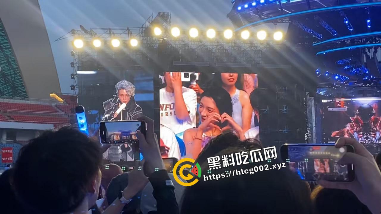 薛之谦重庆演唱会再现顶级沸羊羊!女生当众否认男生陪同 抖音号小五仁涨粉二十万 微信被爆出 真叫她玩明白了-6