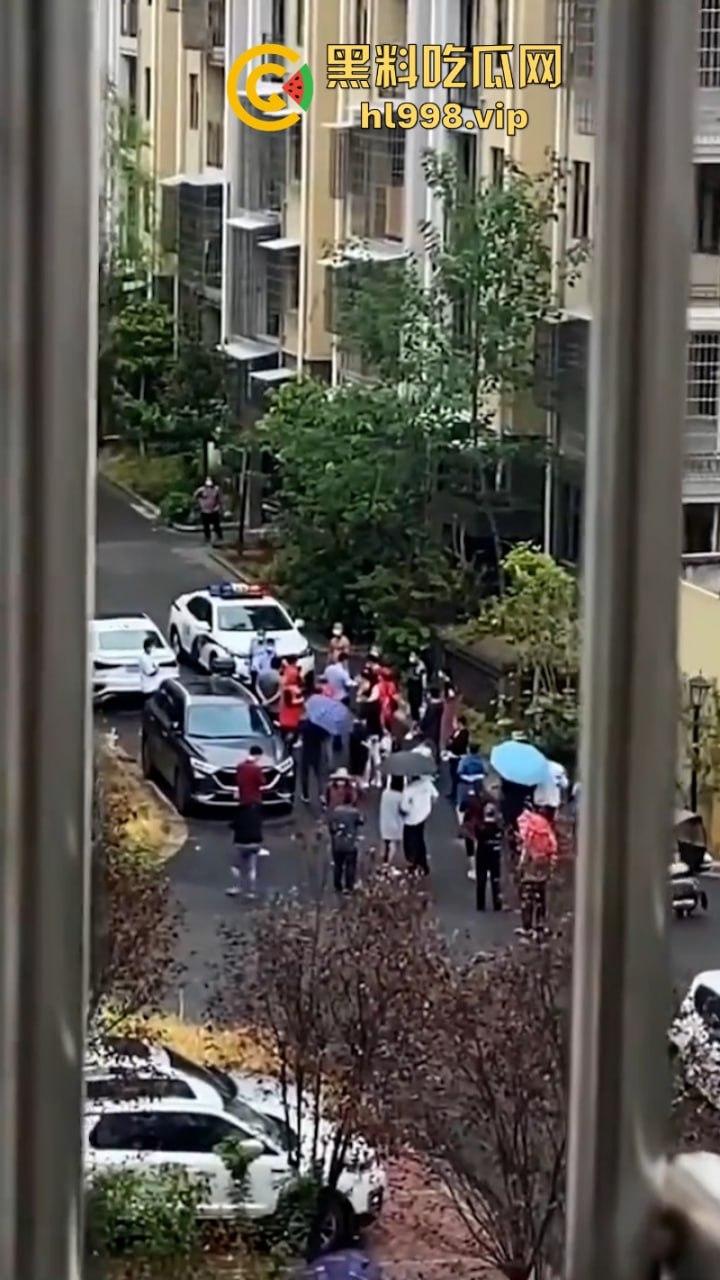 胆大包天当街袭警  四川安岳两名交警查为电车被抹脖 场面血腥-5