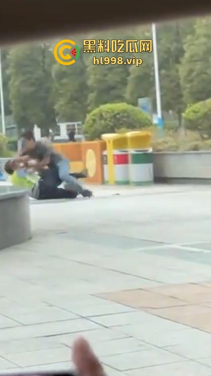 胆大包天当街袭警  四川安岳两名交警查为电车被抹脖 场面血腥-6