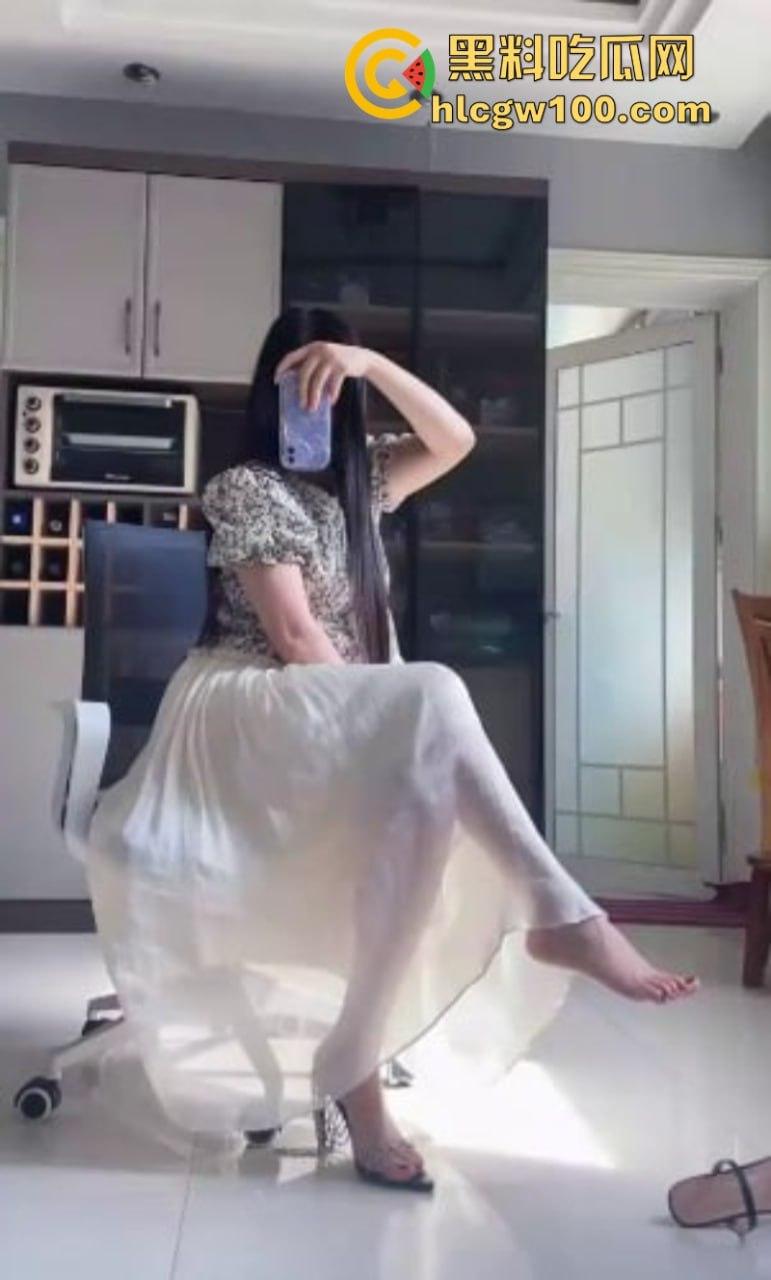 抖音网红御姐【大美丫鞋柜】定制视频流出 高跟黑丝白丝诱惑骚话满满-3