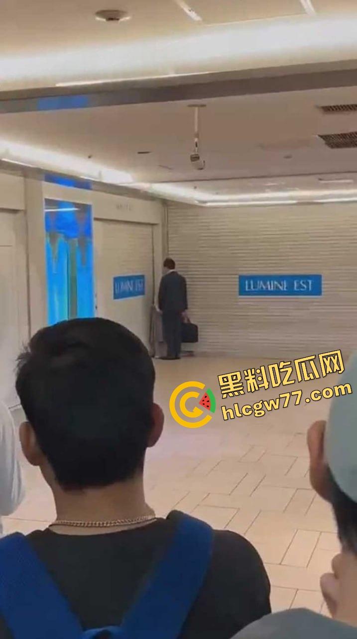 东京新宿站现场开撸?小情侣地铁口边亲边打飞机,游客人都看傻了,八嘎你们AV拍到地铁来了?-5