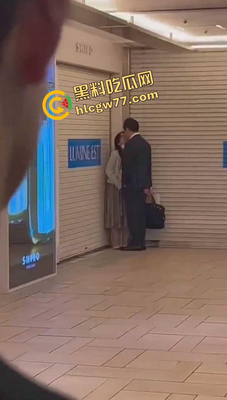 东京新宿站现场开撸?小情侣地铁口边亲边打飞机,游客人都看傻了,八嘎你们AV拍到地铁来了?-7