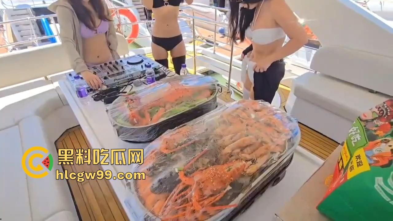 三亚游艇淫趴再现资本奇迹,富哥吃着龙凤帝王套,干着比基尼骚鸡,野模逼里进进出出,海水都多了一股骚味!-1