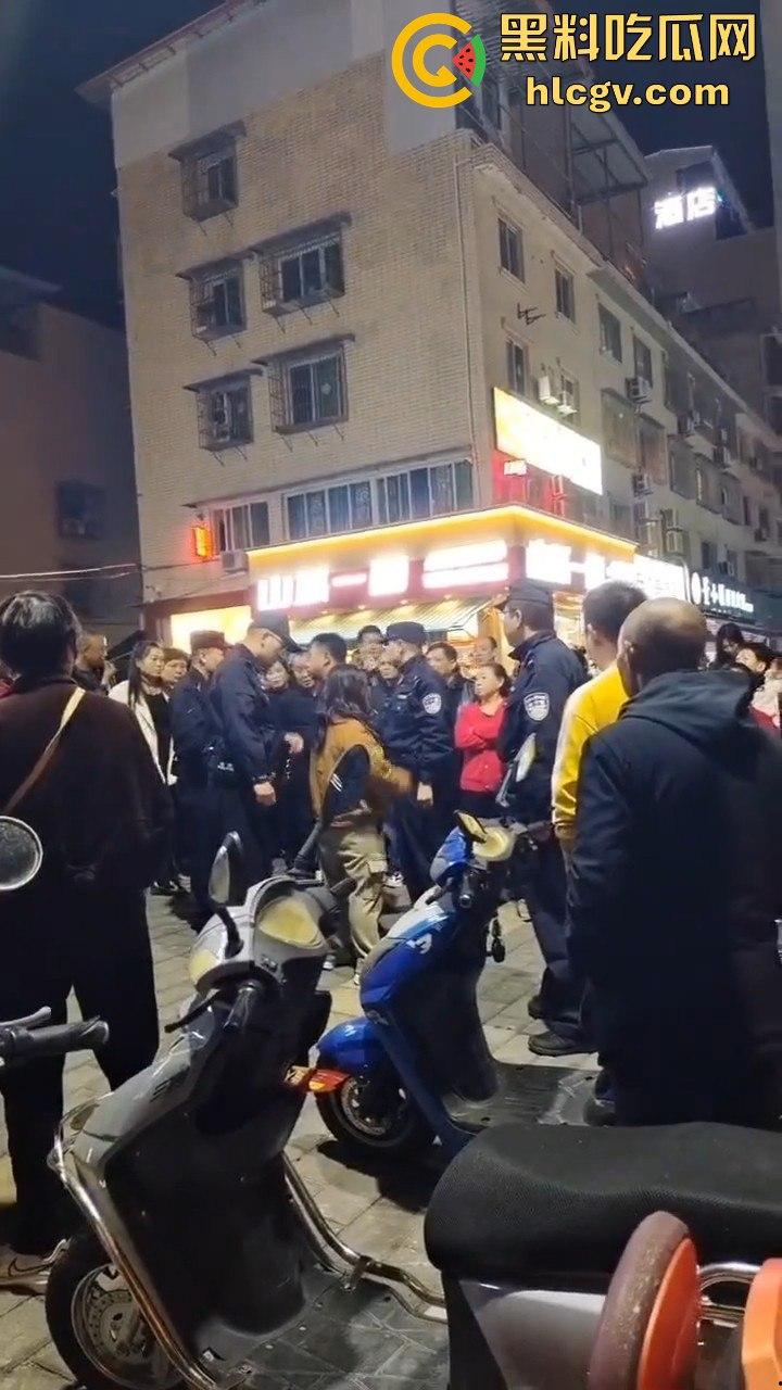 绵阳虎大姐吵架吵到直接抢警察枪！姐这是看电影看上头了？真把自己当女主角了吧！-7