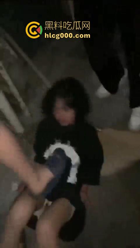 最毒还是女人心啊！看看小畜生东西干的好事，精神小妹霸凌，打完还逼人家喝烟水！-1