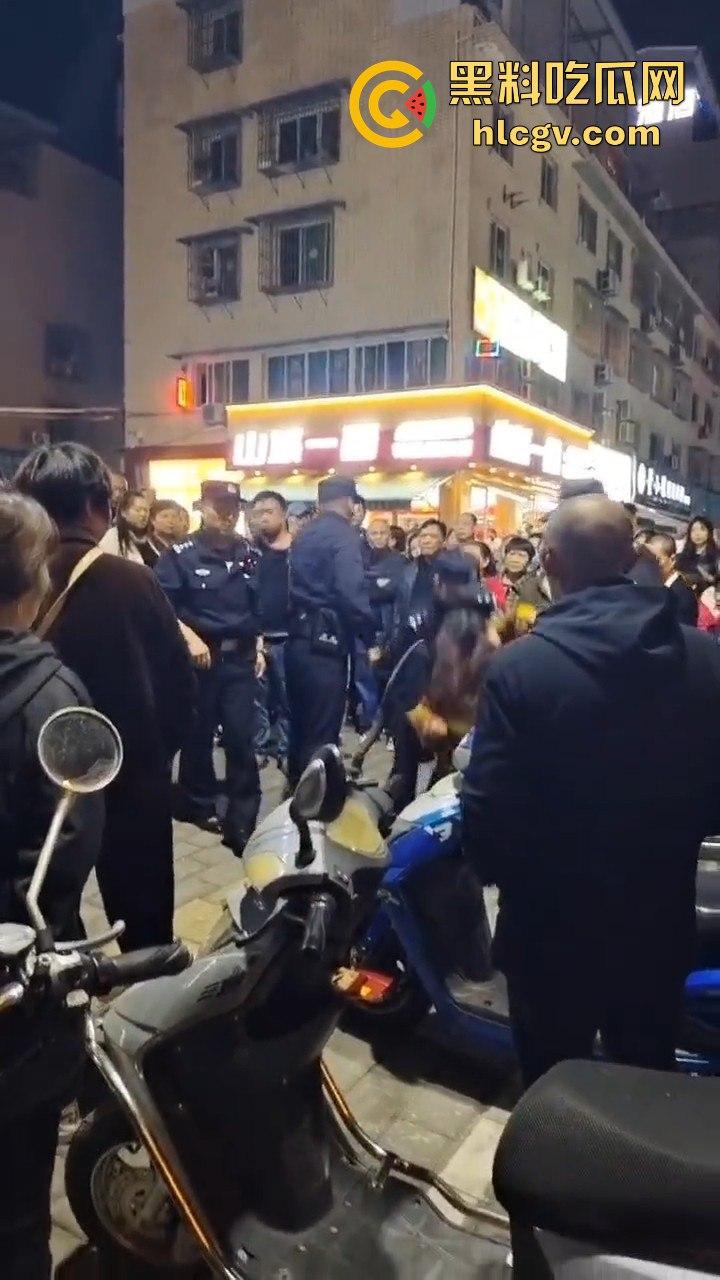 绵阳虎大姐吵架吵到直接抢警察枪！姐这是看电影看上头了？真把自己当女主角了吧！-8