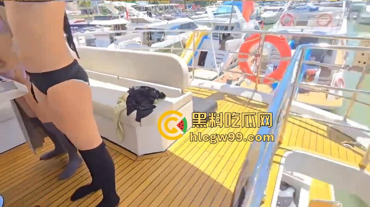 三亚游艇淫趴再现资本奇迹,富哥吃着龙凤帝王套,干着比基尼骚鸡,野模逼里进进出出,海水都多了一股骚味!-5