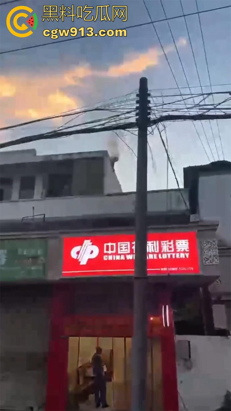 偷情人妻竟丢了命, 四川成都郫县一男子,偷情彩票站老板娘,老公突然回来只能躲在楼顶,竟被当场电死!-1