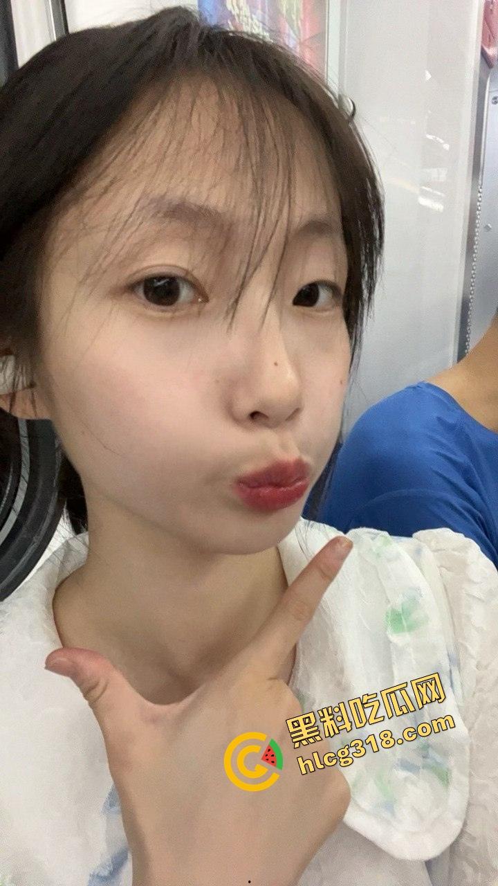 和谐号高铁精虫上脑怎么办?直接带到厕所里口一发,精液在时速220的高铁上喷射在嘴里妙不可言!-5