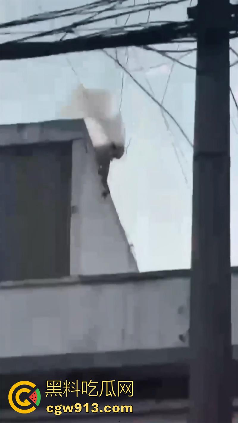 偷情人妻竟丢了命, 四川成都郫县一男子,偷情彩票站老板娘,老公突然回来只能躲在楼顶,竟被当场电死!-2