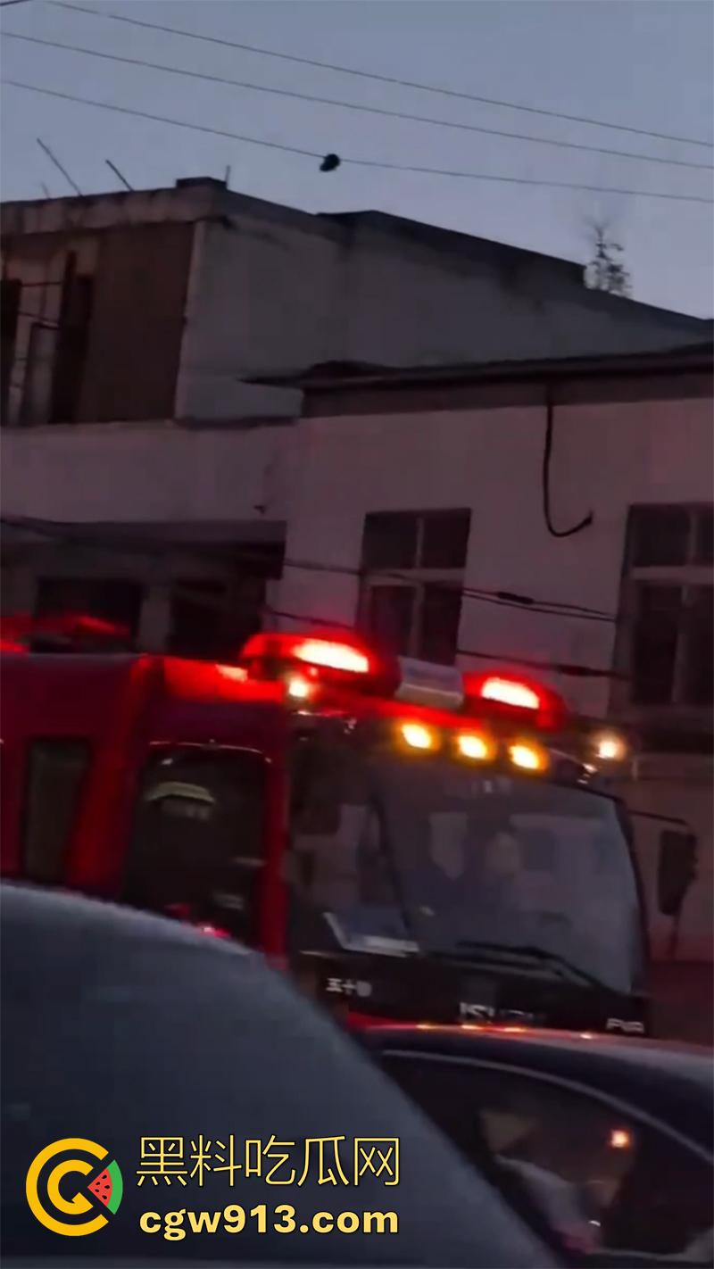 偷情人妻竟丢了命, 四川成都郫县一男子,偷情彩票站老板娘,老公突然回来只能躲在楼顶,竟被当场电死!-7