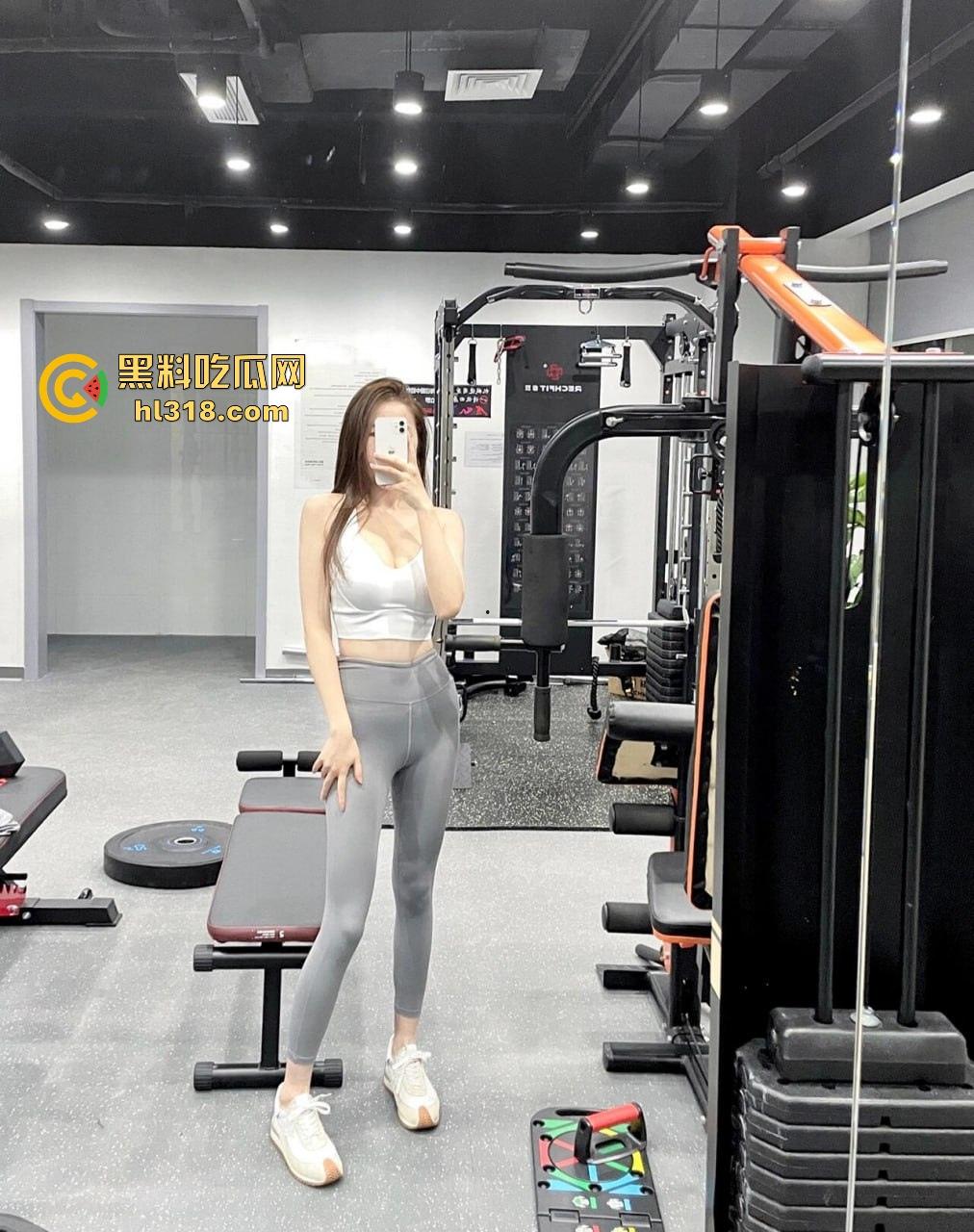 海角乱伦,趁大哥不在家硬上刚健完身的嫂子,厨房无套后入,激情打桩,无毛白虎太极品了!-2