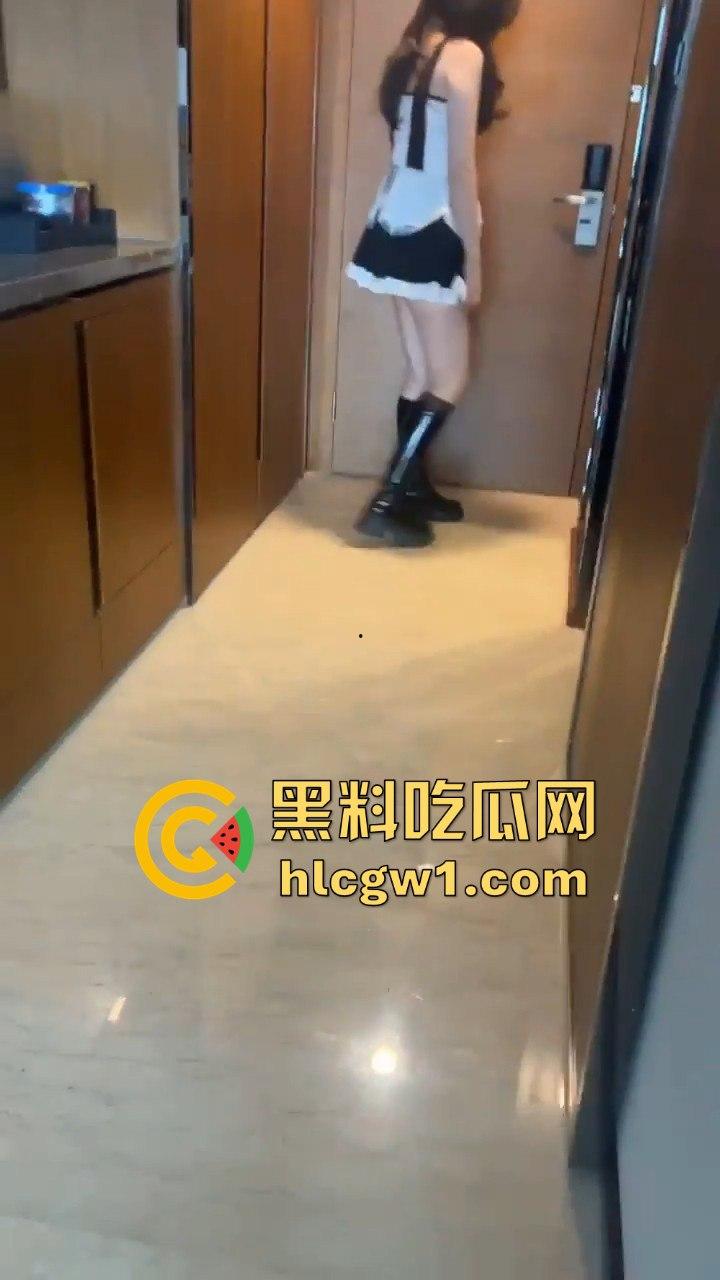 杭州外国语长腿学生妹『 陈雯 』被调教大神操到飞升!从单人啪啪到多人狂操,叫得像头小野猪!-7