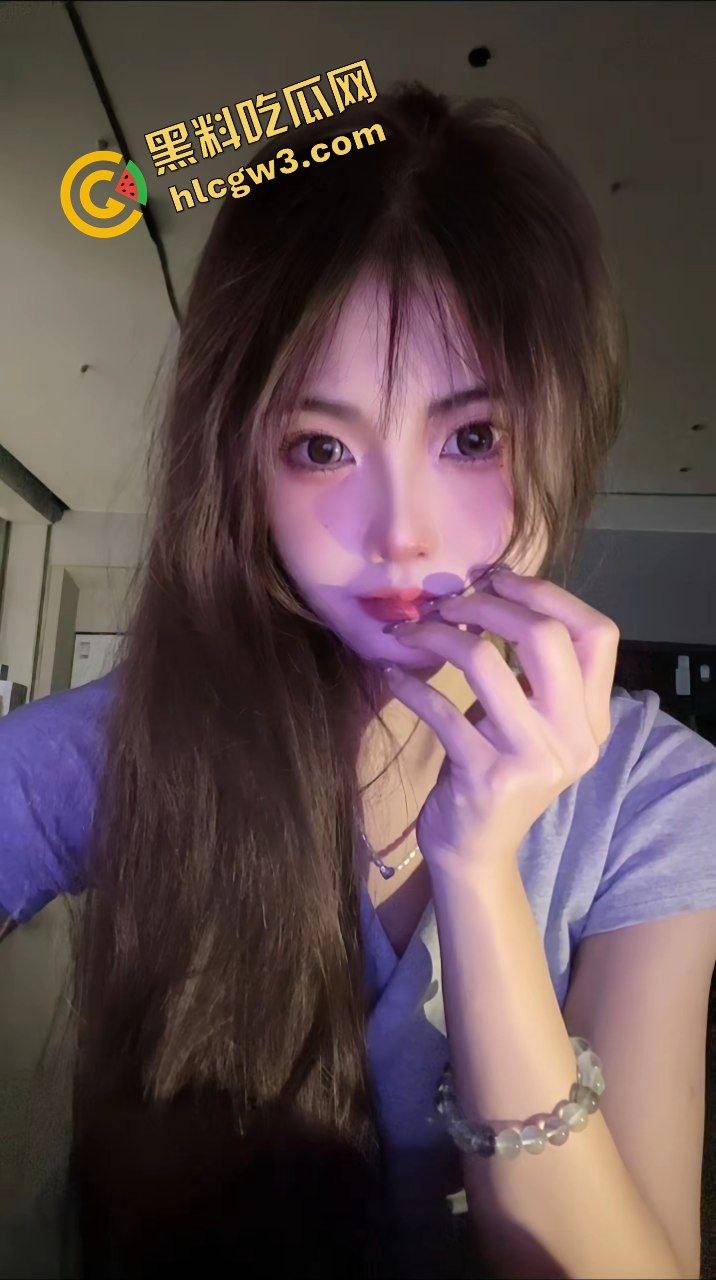 抖音内蒙古02年精神反差骚鸡『CC.』混迹酒吧勾搭单男 骚舞调情黑丝私拍!独家曝光!-7