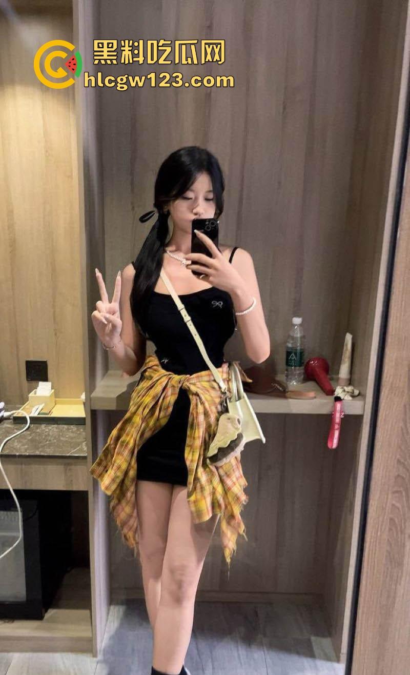 成都骚逼【魏欣欣】性爱视频曝光 骑乘舔手指骚态尽显 后入爆操肥臀 呻吟声直冲云霄!-1