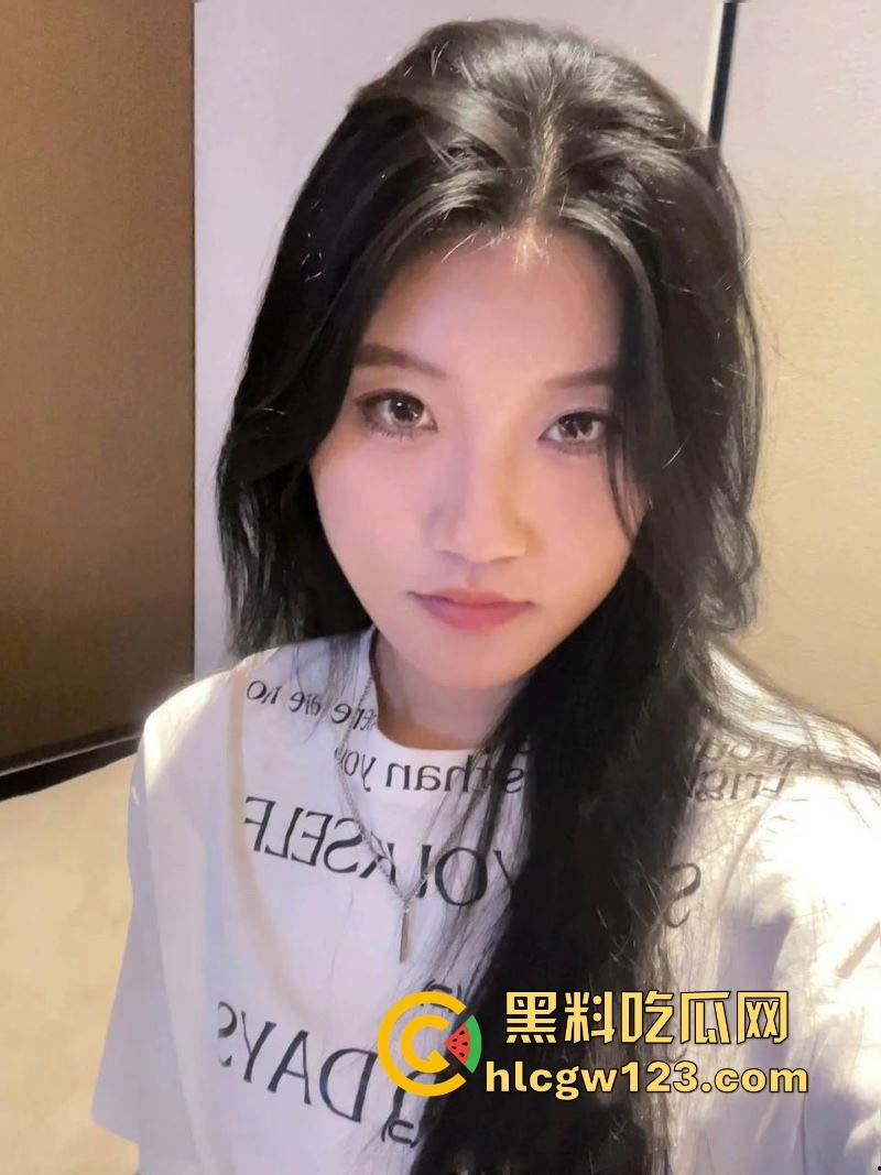 成都骚逼【魏欣欣】性爱视频曝光 骑乘舔手指骚态尽显 后入爆操肥臀 呻吟声直冲云霄!-3