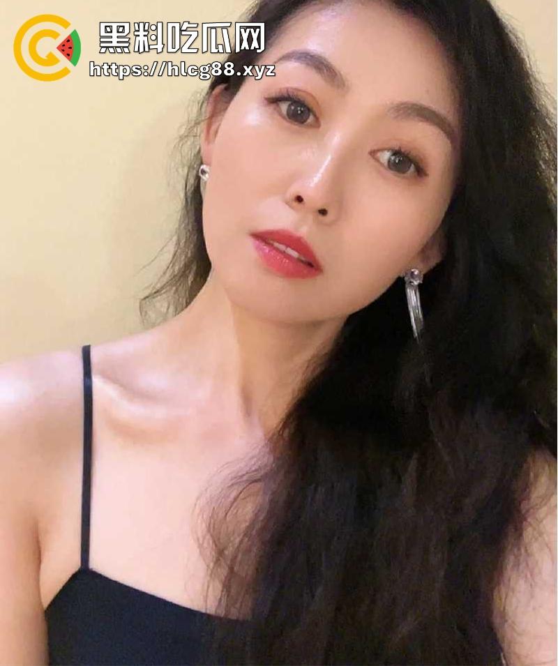 金鸡独立荡秋千 教练我想学这个 女的看样子要激动坏了 待会肯定要大战!-1