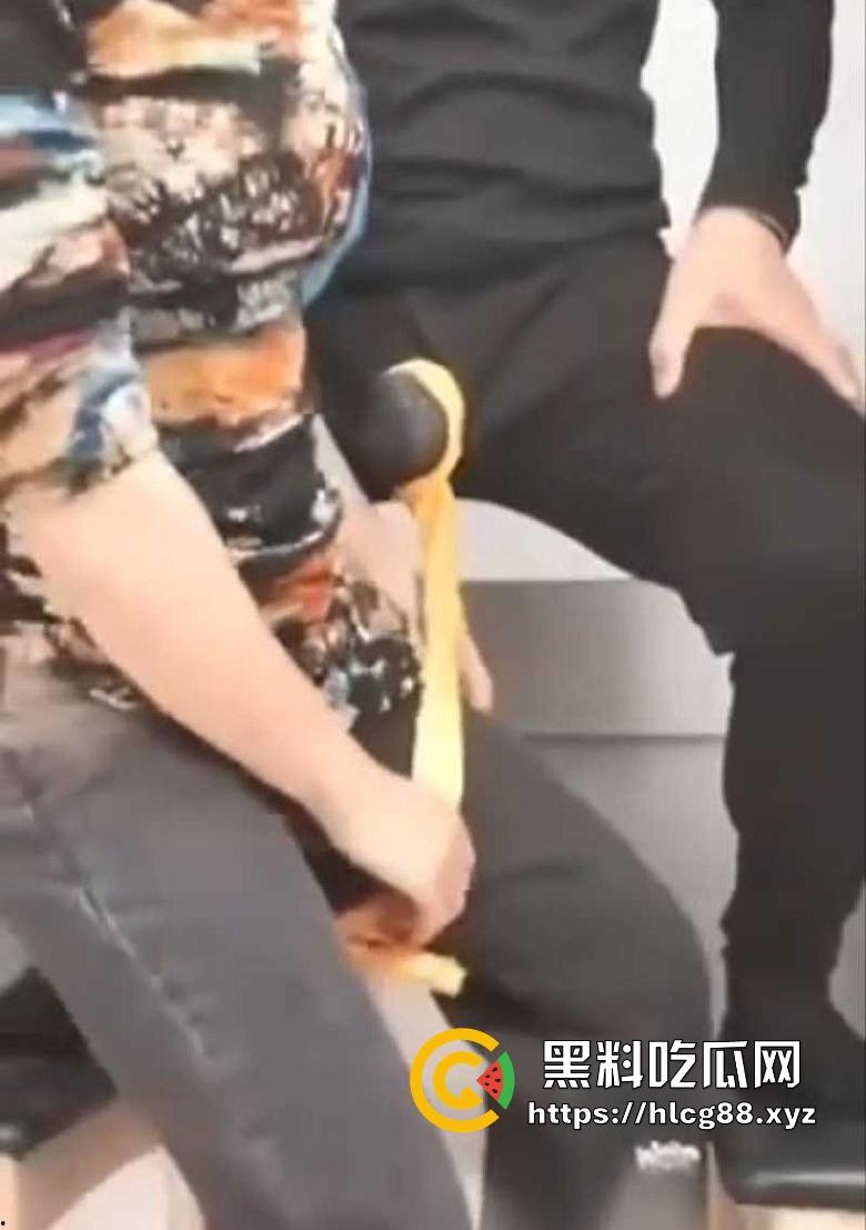 金鸡独立荡秋千 教练我想学这个 女的看样子要激动坏了 待会肯定要大战!-6