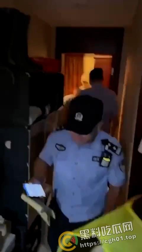 春晚都没你精彩!老男人出轨侄媳妇被捉奸在床 警察来了都哭笑不得 全程对白比小品都好笑-6