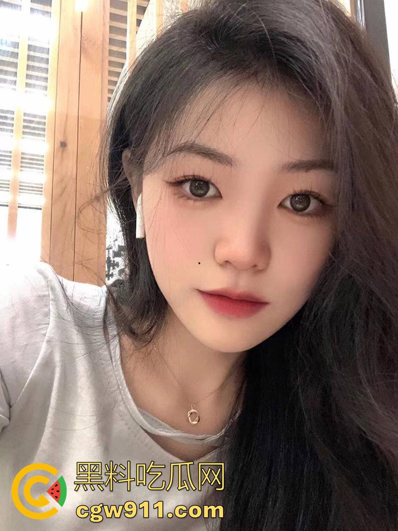 昆明理工大学系花【李梦静】,大长腿御姐女神,跟体育生学长酒店打桩爆操,吃鸡巴的样子还真是淫荡!-1