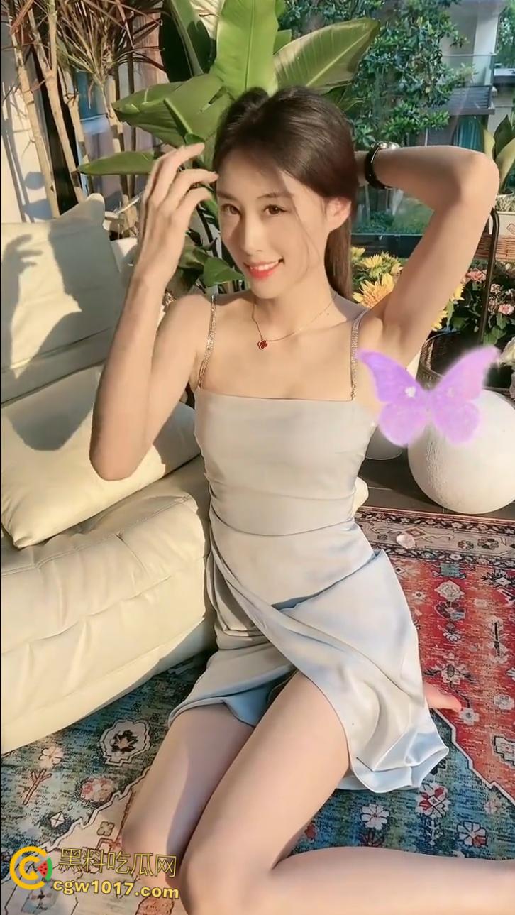 抖音裸舞主播【月月】,宿舍大跳诱人裸舞,青涩马尾少女劈腿摇臀,吊带滑落乳尖颤栗挺立,反差拉满!-2