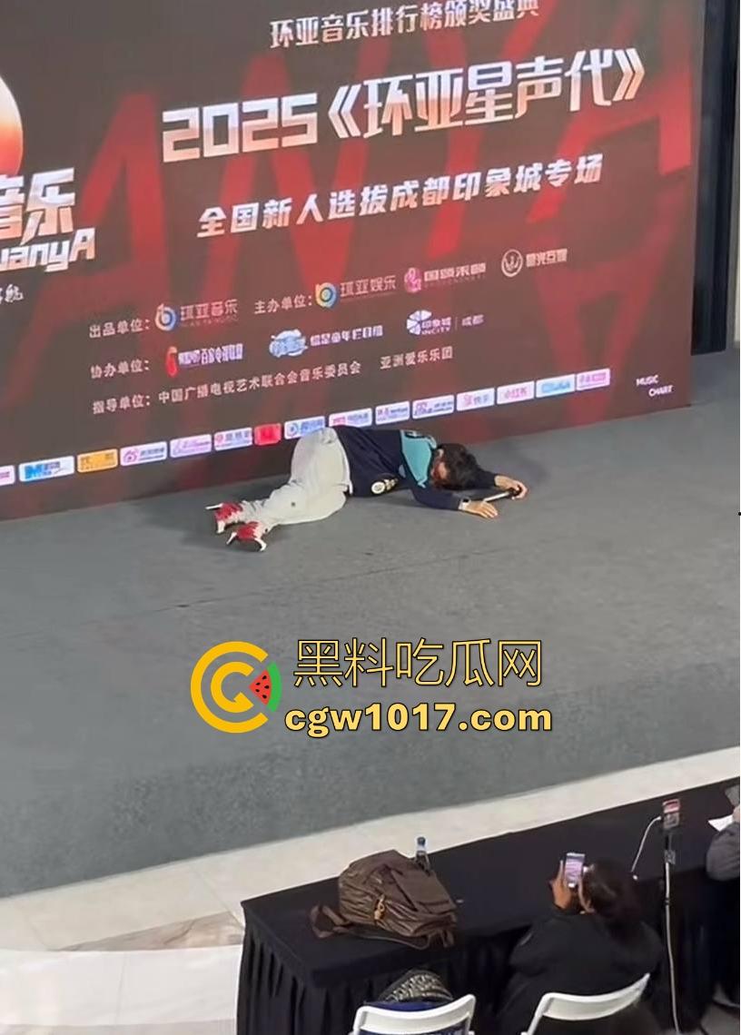 选秀节目再现神人,环亚星声代成都赛区,猛男身穿高跟给你带来【想你的夜】,又是那个挨千刀的把他伤得那么重!-10