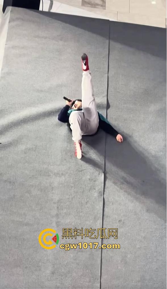 选秀节目再现神人,环亚星声代成都赛区,猛男身穿高跟给你带来【想你的夜】,又是那个挨千刀的把他伤得那么重!-11