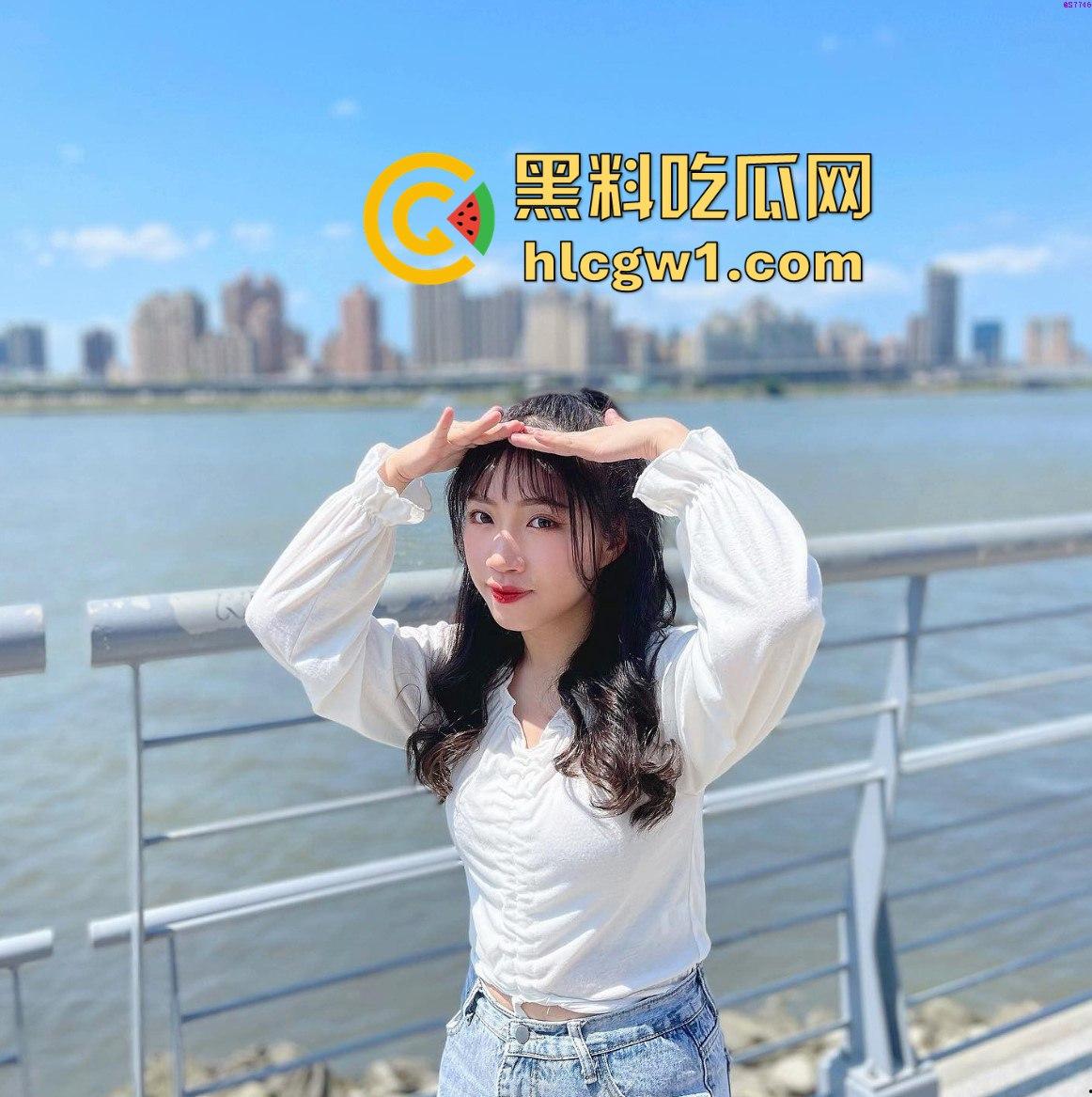 新疆财经大学『林诗曼』周末变身骚贱舔屌奴！逼痒难耐小穴痒得受不了，温泉酒店硬是得插个爽！-8