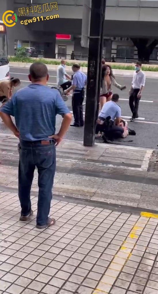 女人打架街头冲突,头发扯下现场惊人,两名警察介入劝阻仍不管用,直接将疯癫女子手铐绑住 !-2