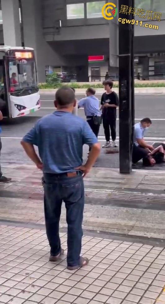 女人打架街头冲突,头发扯下现场惊人,两名警察介入劝阻仍不管用,直接将疯癫女子手铐绑住 !-3