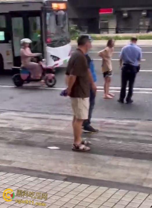 女人打架街头冲突,头发扯下现场惊人,两名警察介入劝阻仍不管用,直接将疯癫女子手铐绑住 !-4