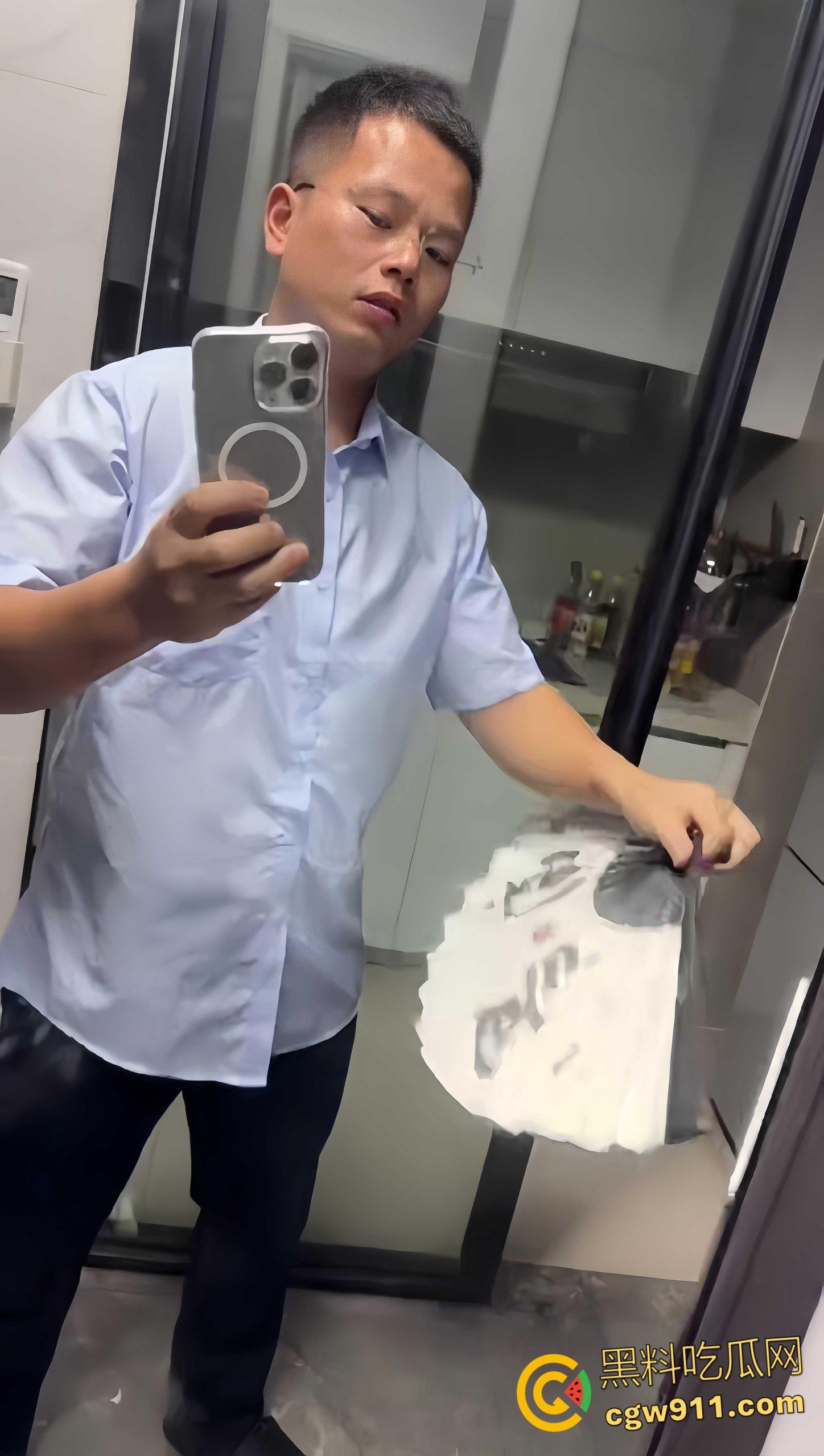 南昌乌龙事件,男子带姐姐一家看烟花不慎走散,他光膀子挥折扇喊外甥,被误认持刀被人群围剿 !-1