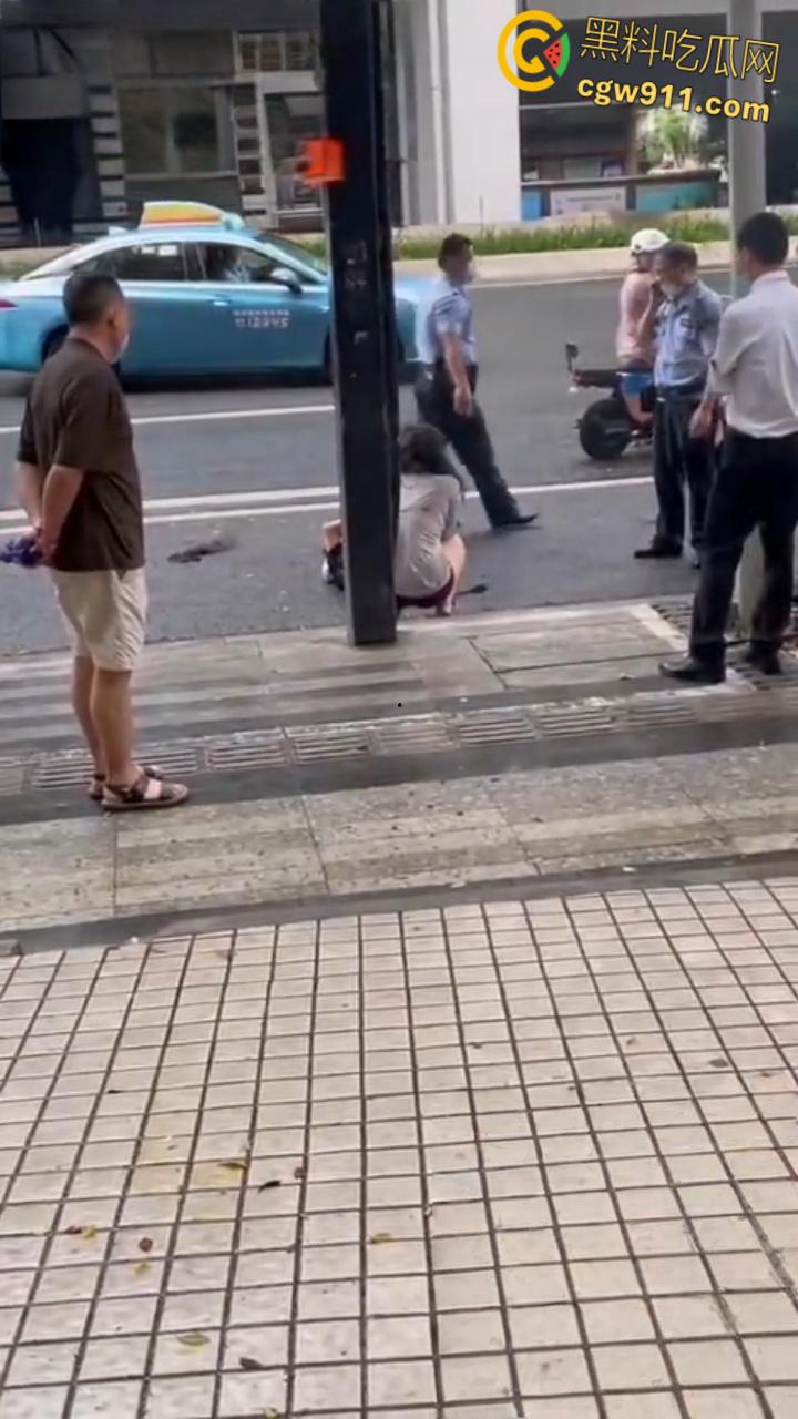 女人打架街头冲突,头发扯下现场惊人,两名警察介入劝阻仍不管用,直接将疯癫女子手铐绑住 !-5