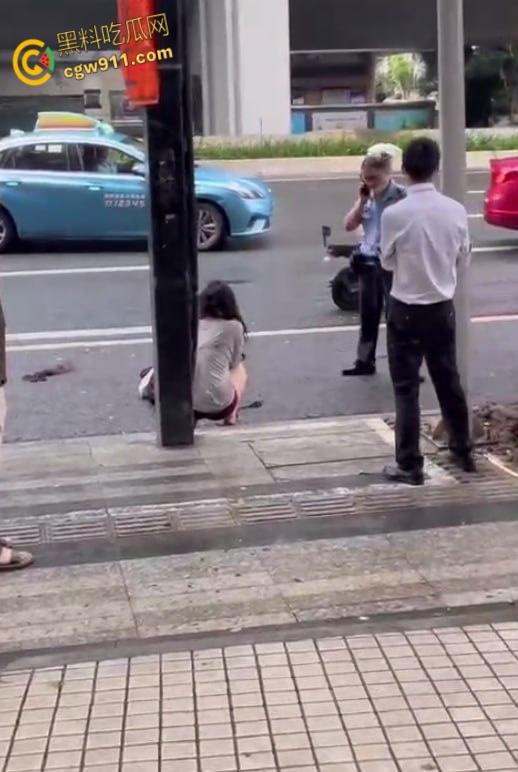 女人打架街头冲突,头发扯下现场惊人,两名警察介入劝阻仍不管用,直接将疯癫女子手铐绑住 !-6