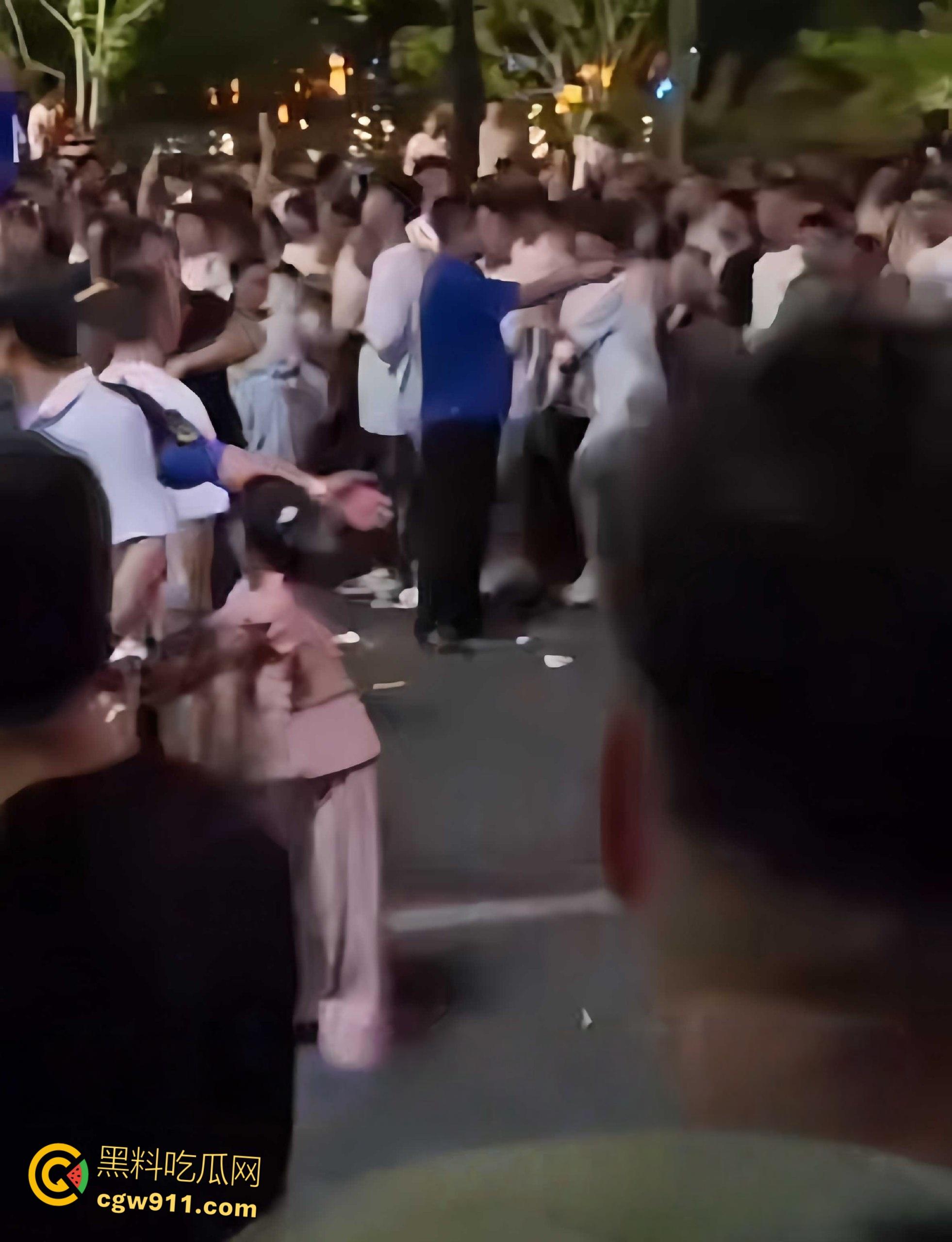 南昌乌龙事件,男子带姐姐一家看烟花不慎走散,他光膀子挥折扇喊外甥,被误认持刀被人群围剿 !-4