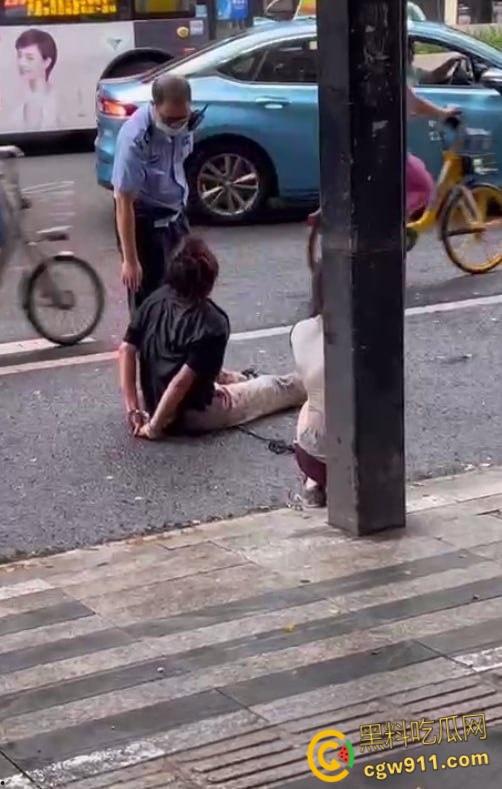 女人打架街头冲突,头发扯下现场惊人,两名警察介入劝阻仍不管用,直接将疯癫女子手铐绑住 !-7