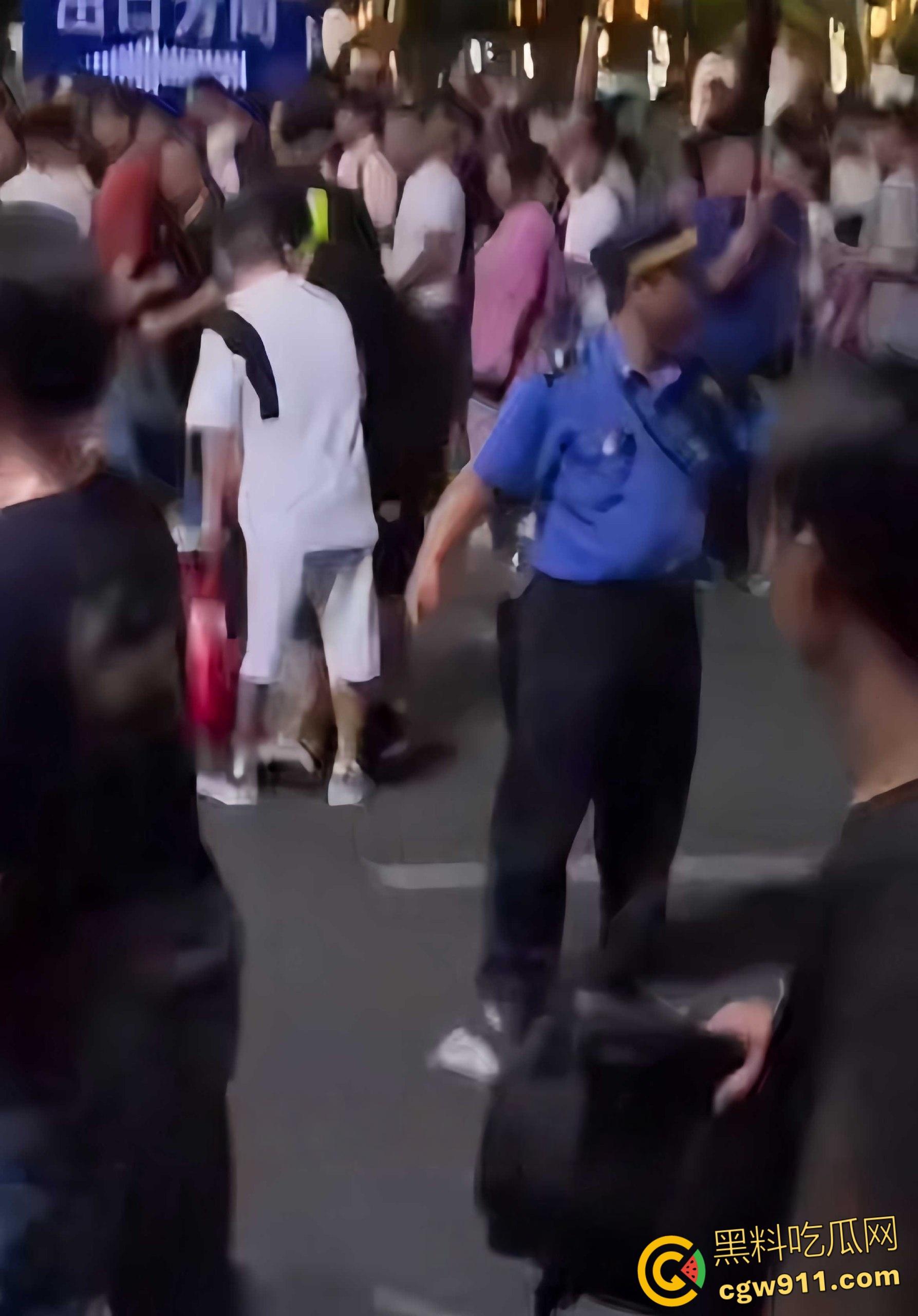 南昌乌龙事件,男子带姐姐一家看烟花不慎走散,他光膀子挥折扇喊外甥,被误认持刀被人群围剿 !-5