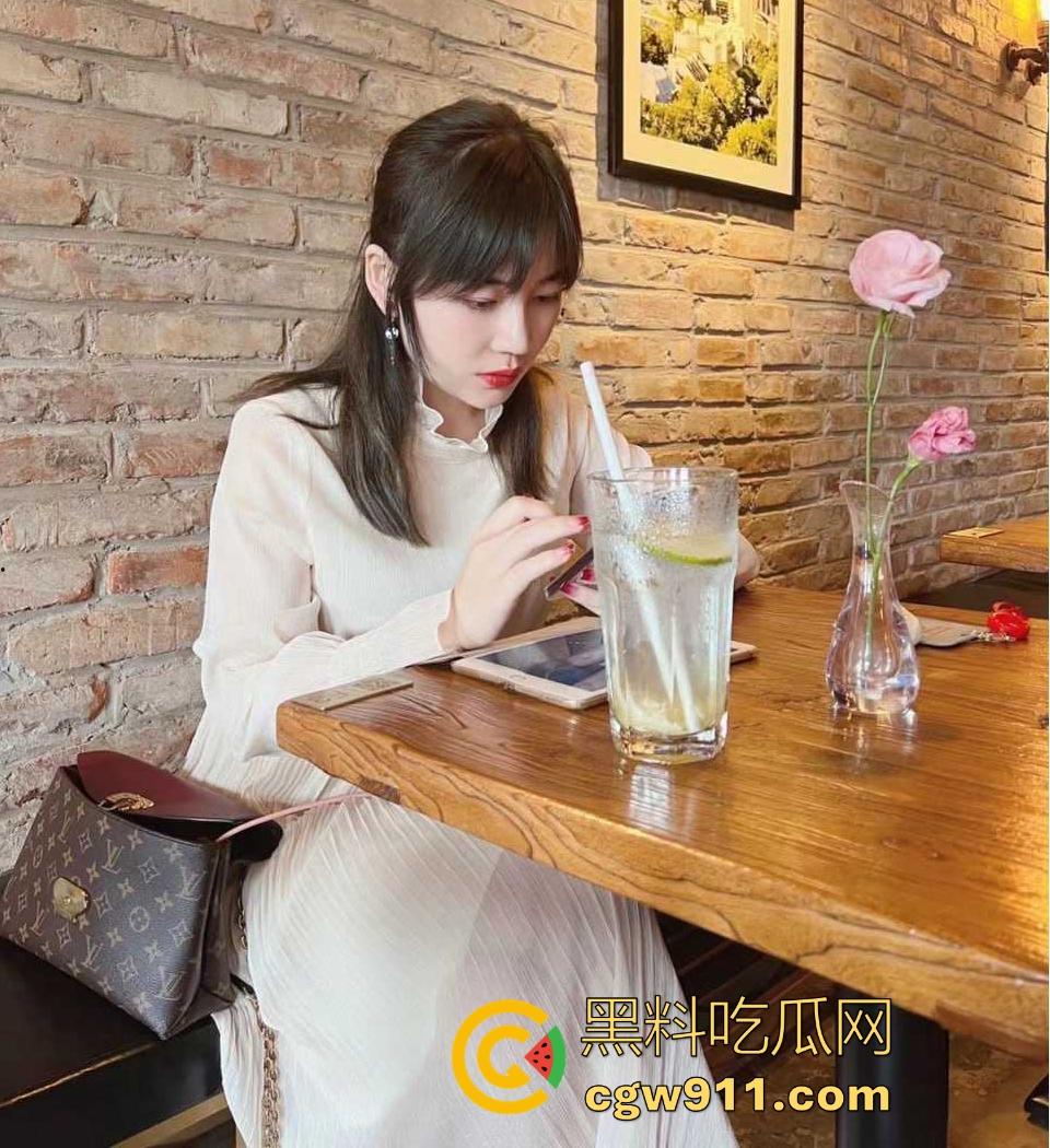 广州工商银行职员【蔡梦】利用身体上位,敬业金融女出卖身体勾搭老总,变身人肉榨精机混圈子!-5