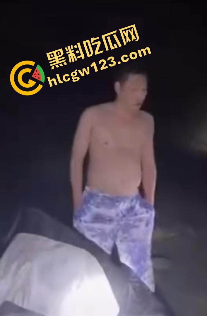 抖音【mola_吉妹】原配直播抓小三!大喊老公有18cm,便宜你这贱货了?小三被骂骚逼松了吧?-4