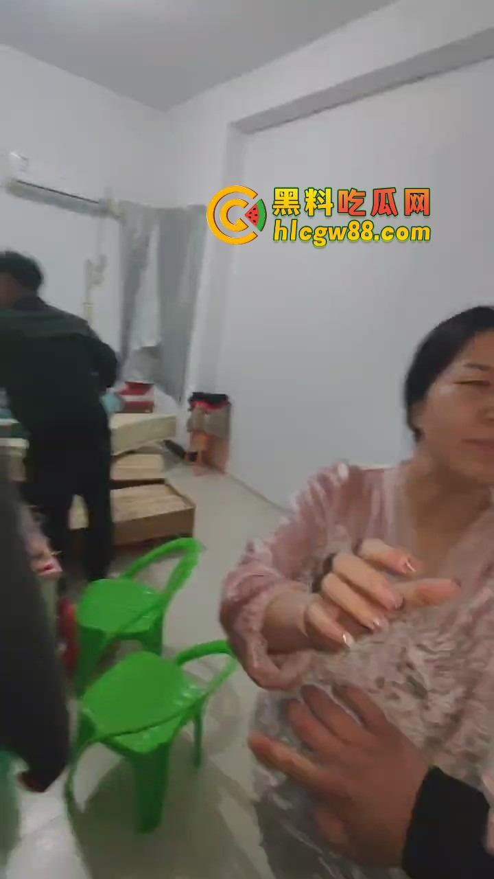 福建老哥偷情被捉奸，钻床底躲猫猫？老公带兄弟围剿，藏得了一时藏不了一世！-15