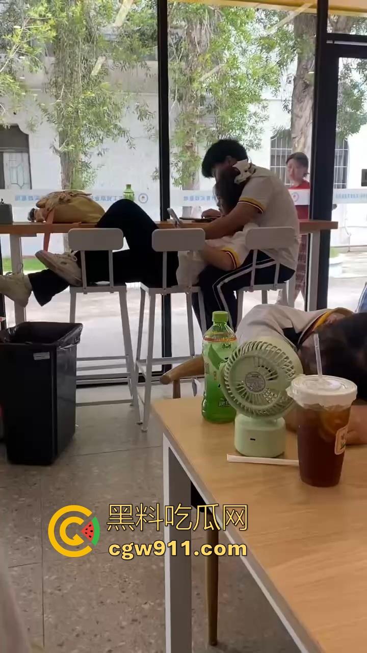 江门工贸职院早恋大瓜 !学生情侣当众互摸下体,腿长裤裆鼓鼓,纤手隔裤猛揉男生硬屌,满满的青春气息!-4