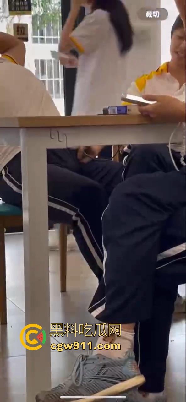 江门工贸职院早恋大瓜 !学生情侣当众互摸下体,腿长裤裆鼓鼓,纤手隔裤猛揉男生硬屌,满满的青春气息!-6