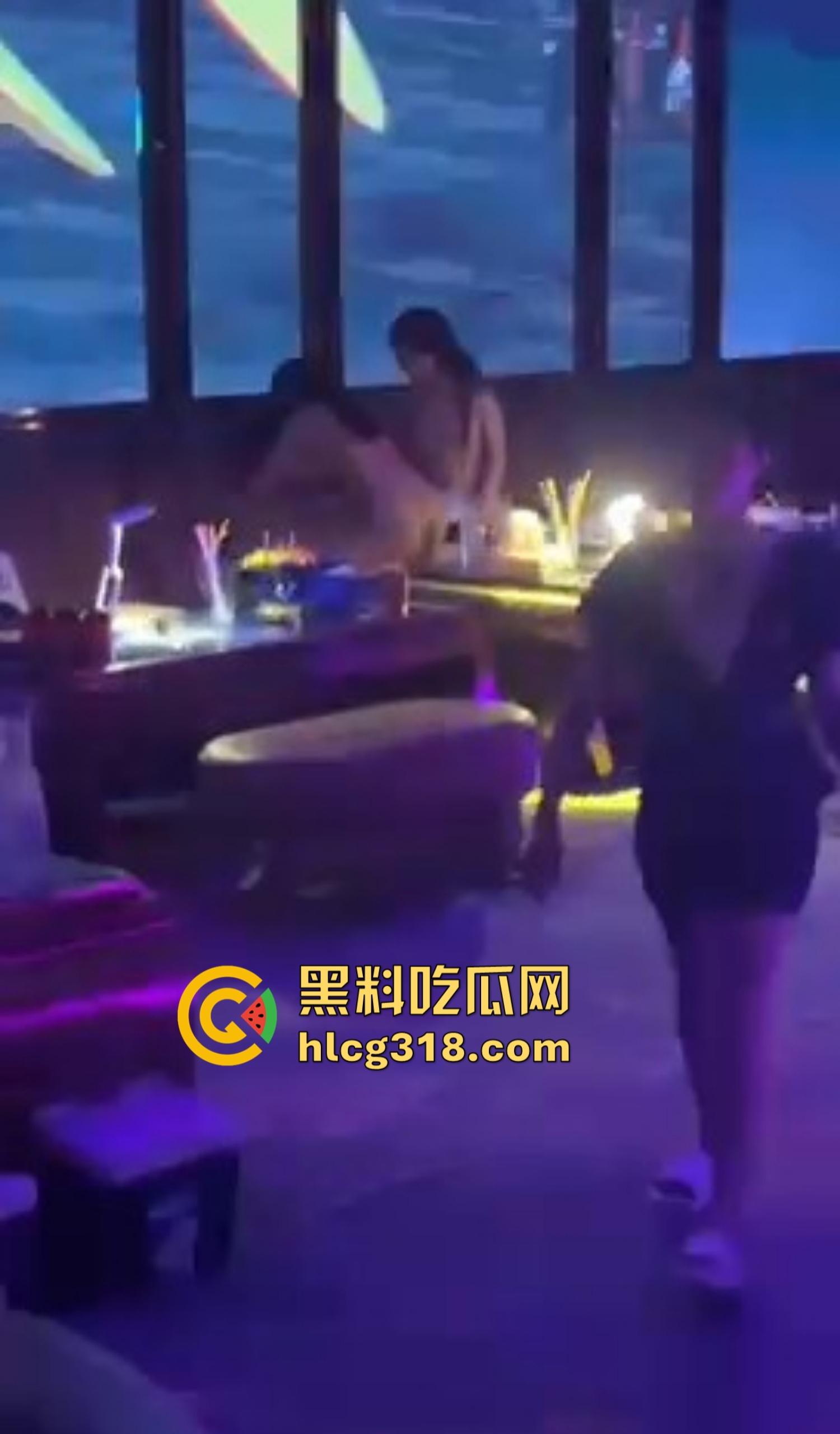 福州MK酒吧半夜淫乱失控,俩妹大厅脱光被大哥轮流狂操,咱就说也是第一次知道酒吧能玩3P!-1