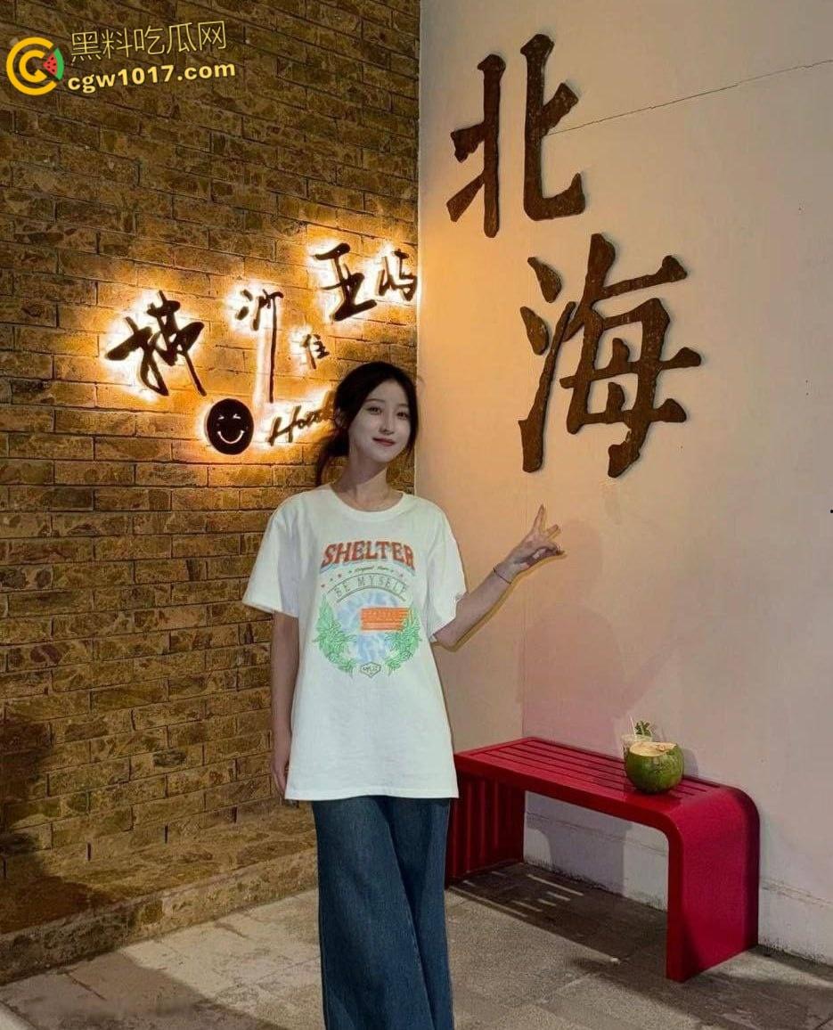 黑龙江高颜值反差婊【赵丽娜】被金主调教成母狗,黑丝乳夹跪爬深喉吞精画面骚到极致!-1