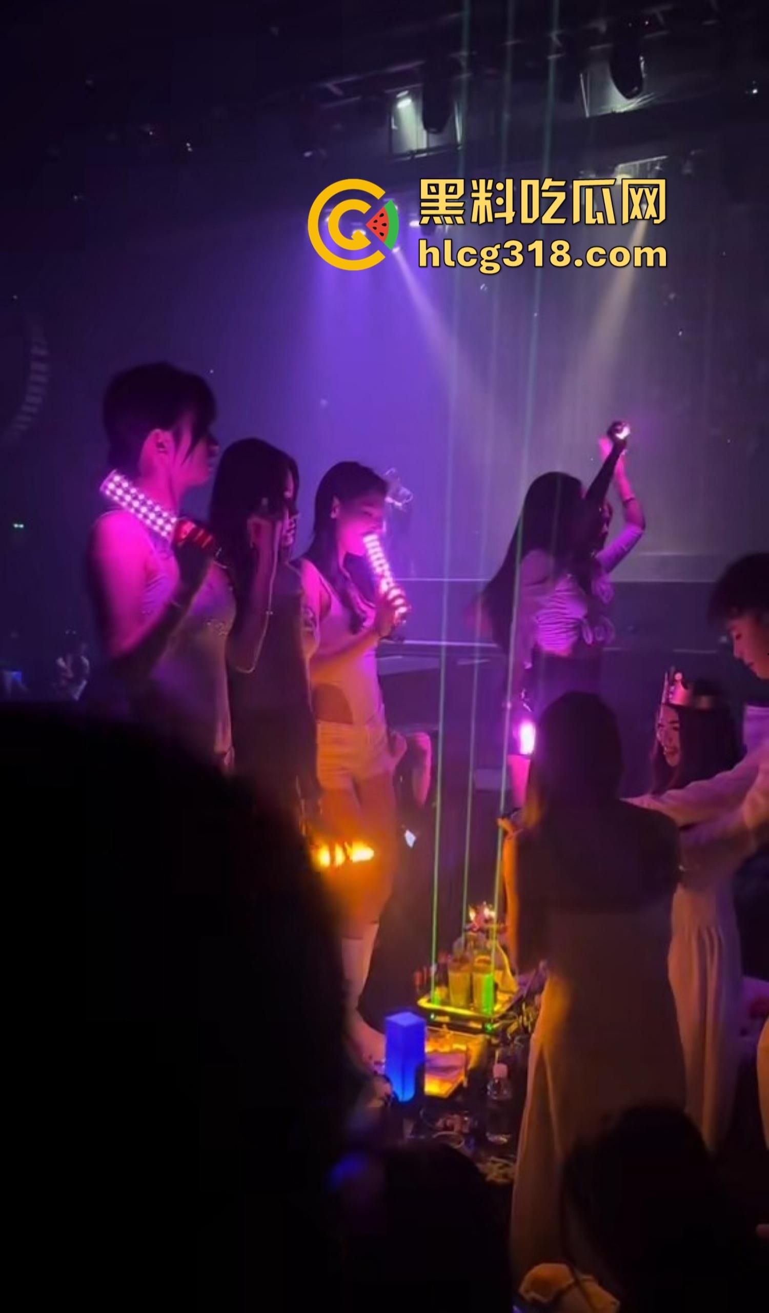 福州MK酒吧半夜淫乱失控,俩妹大厅脱光被大哥轮流狂操,咱就说也是第一次知道酒吧能玩3P!-10