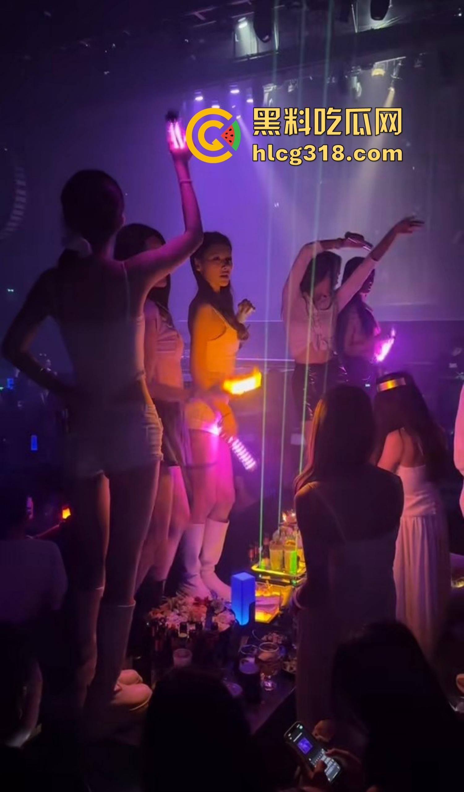 福州MK酒吧半夜淫乱失控,俩妹大厅脱光被大哥轮流狂操,咱就说也是第一次知道酒吧能玩3P!-11