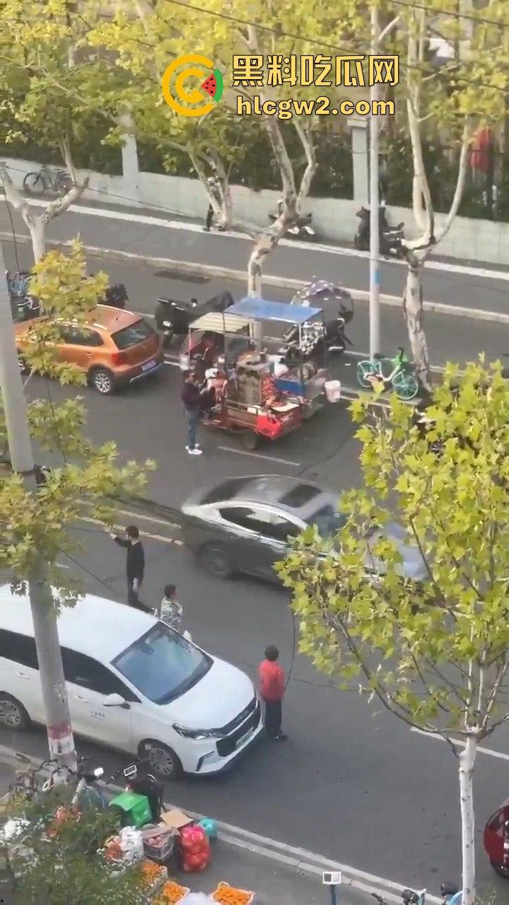 横惯了也有栽跟头的时候 合肥锦绣校区城管赶小贩 结果被小贩一刀放倒!-5