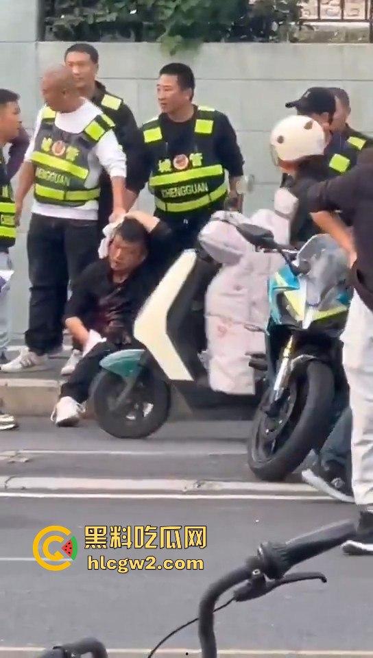横惯了也有栽跟头的时候 合肥锦绣校区城管赶小贩 结果被小贩一刀放倒!-8